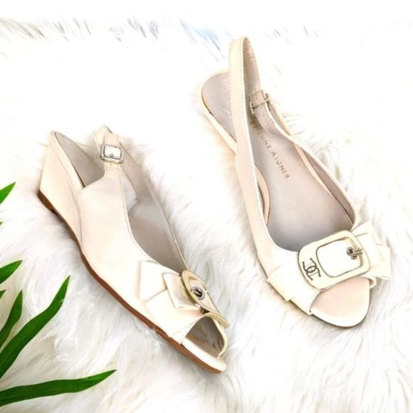Etienne Aigner Ivory Patent Slingback Wedges 7 Enamel Buckle Retro Look - Picture 1 of 10